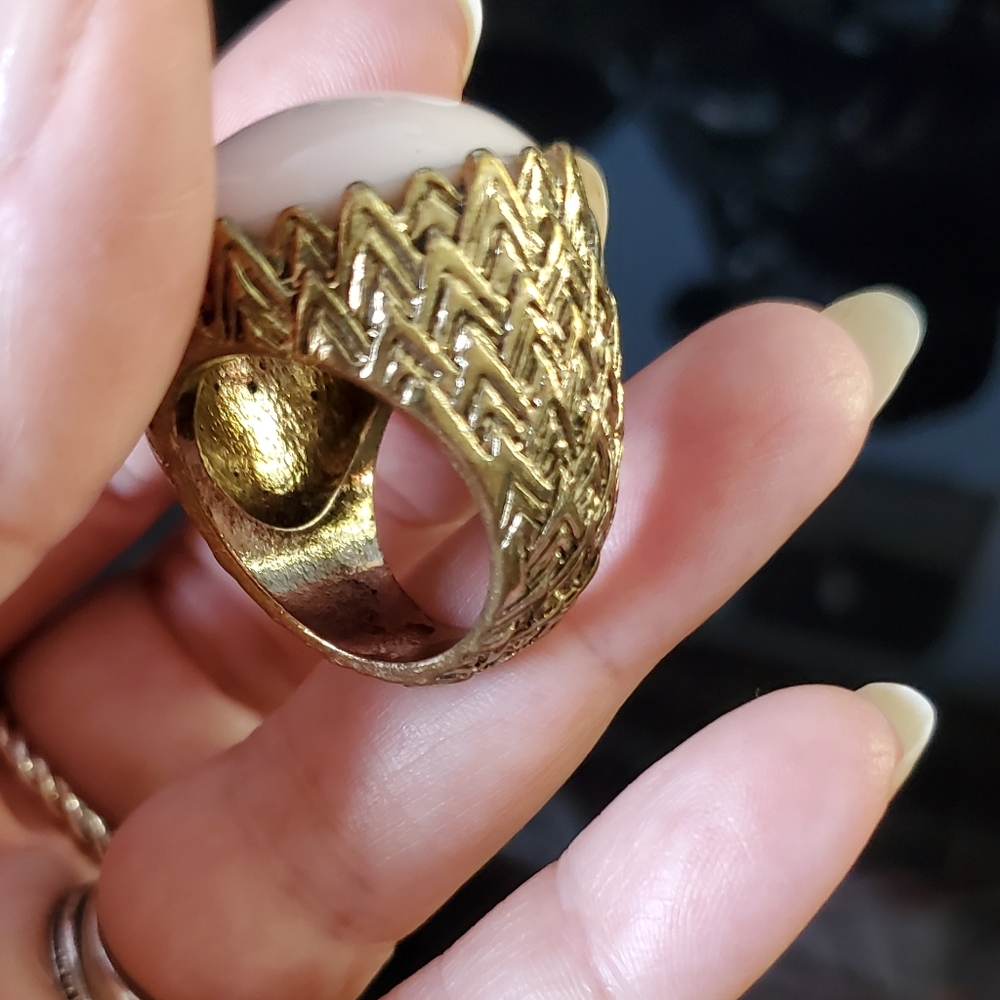 Pretty Goldtone Zigzag Pattern Statement Ring Pal… - image 5